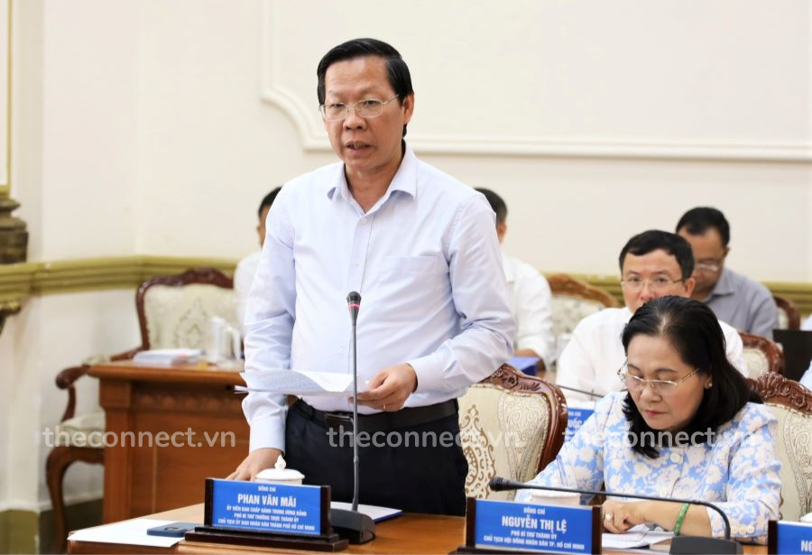 Chủ tịch UBND TPHCM Phan Văn Mãi trao đổi tại buổi làm việc